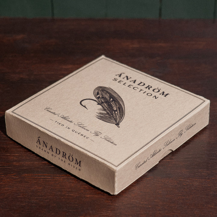 Ánadröm Selection closed fly box, angled view, with Atlantic salmon fly illustration, tied in Québec.